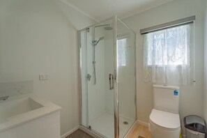 تجهيزات دش، مجففات شعر، مناشف، صابون