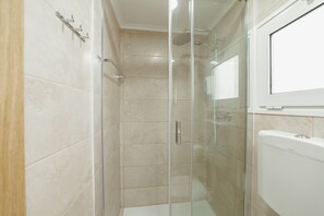 Dusche, Haartrockner, Handtücher, Shampoo