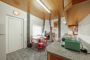 Kühlschrank, Ofen, Wasserkocher mit Kaffee-/Teezubehör, Wasserkocher