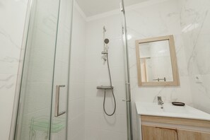 Dusche, Haartrockner, Handtücher, Seife