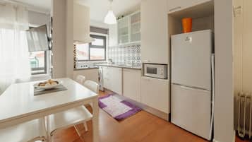 Fridge, microwave, oven, coffee/tea maker