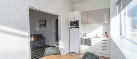 Suite Premier, vistas al patio | Servicio de comidas en la habitación
