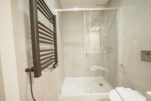 Suihku, hiustenkuivaaja, pyyhkeet, saippua