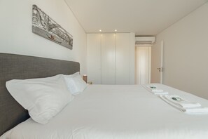 Tabla de planchar con plancha, wifi gratis y ropa de cama 