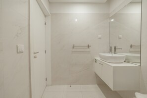 Shower, hair dryer, towels, soap - DOWNTOWN BRIGHT & BALCONY APARTMENT by VACATIONY (Oporto)