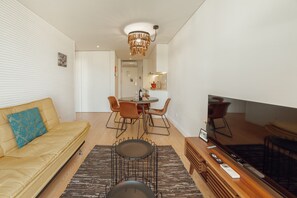 TV - DOWNTOWN BRIGHT & BALCONY APARTMENT by VACATIONY (Oporto)