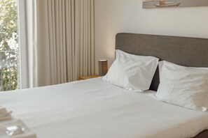 Tabla de planchar con plancha, wifi gratis y ropa de cama 