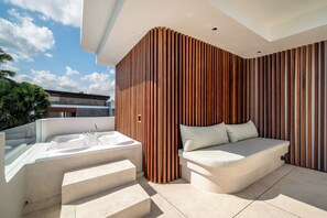 Outdoor spa tub - Elegant 2 bedroom Villa in Prime Location (Bali)