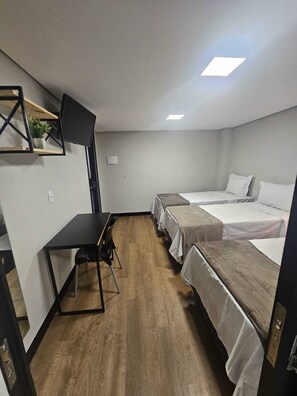 Deluxe driepersoonskamer | Een laptopwerkplek, gratis wifi