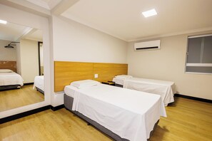 奢華客房, 多張床 (Sleeps 5) | 免費無線上網、床單