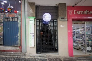 Ein Schaufenster mit einem Schild für 'Hotel Movil BH' und der Nummer '260' über dem Eingang.