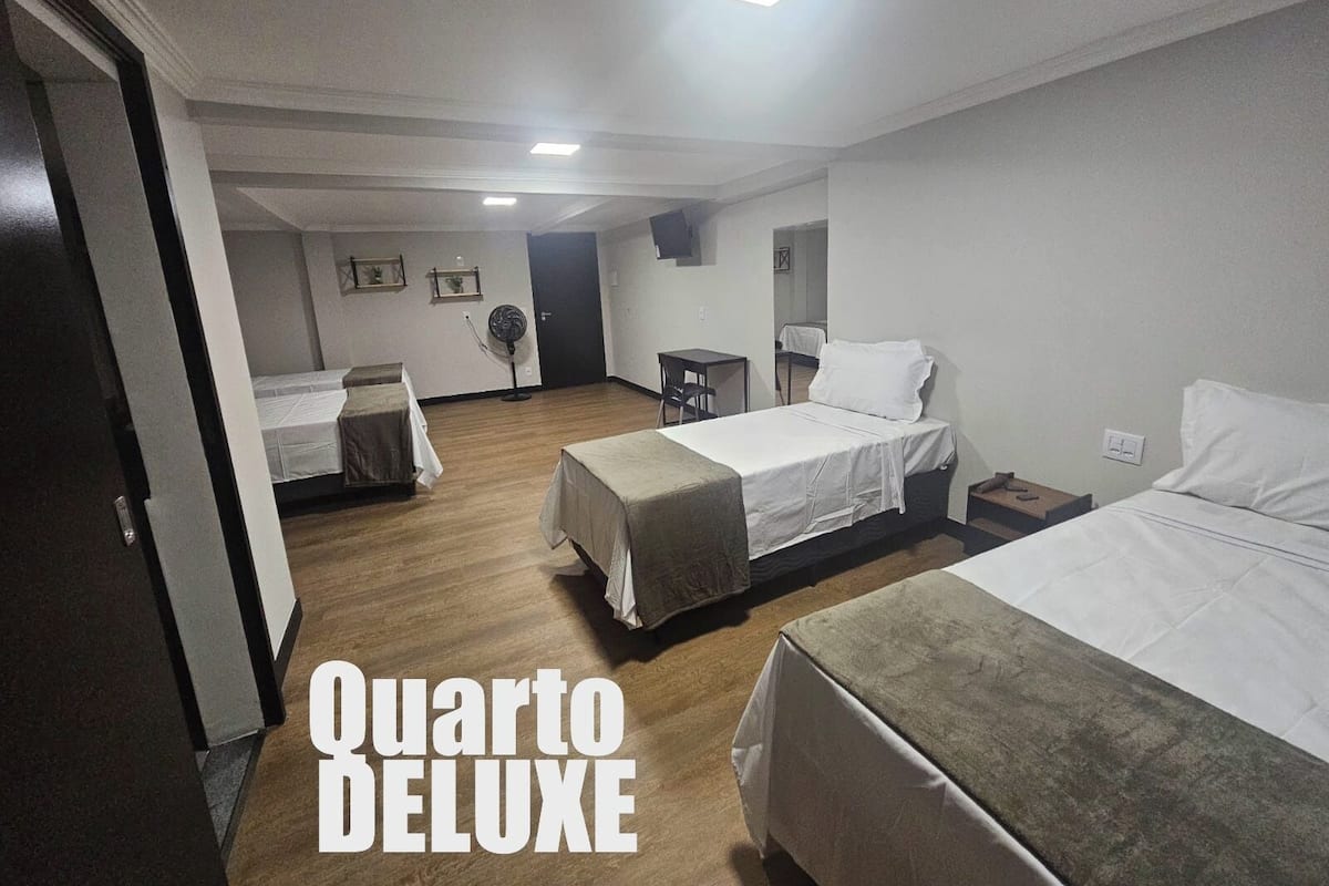 Habitación cuádruple Deluxe | Espacio para trabajar con laptop y wifi gratis