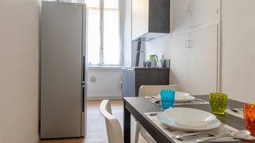 Kühlschrank, Ofen, Geschirrspüler, Wasserkocher mit Kaffee-/Teezubehör