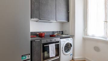 Réfrigérateur, four, lave-vaisselle, cafetiÚre/bouilloire