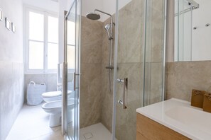 Shower, hair dryer, towels - Stradivari Apartment (Milano)