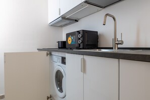 Fridge, microwave, oven, stovetop - Edoardo’s House (Milano)