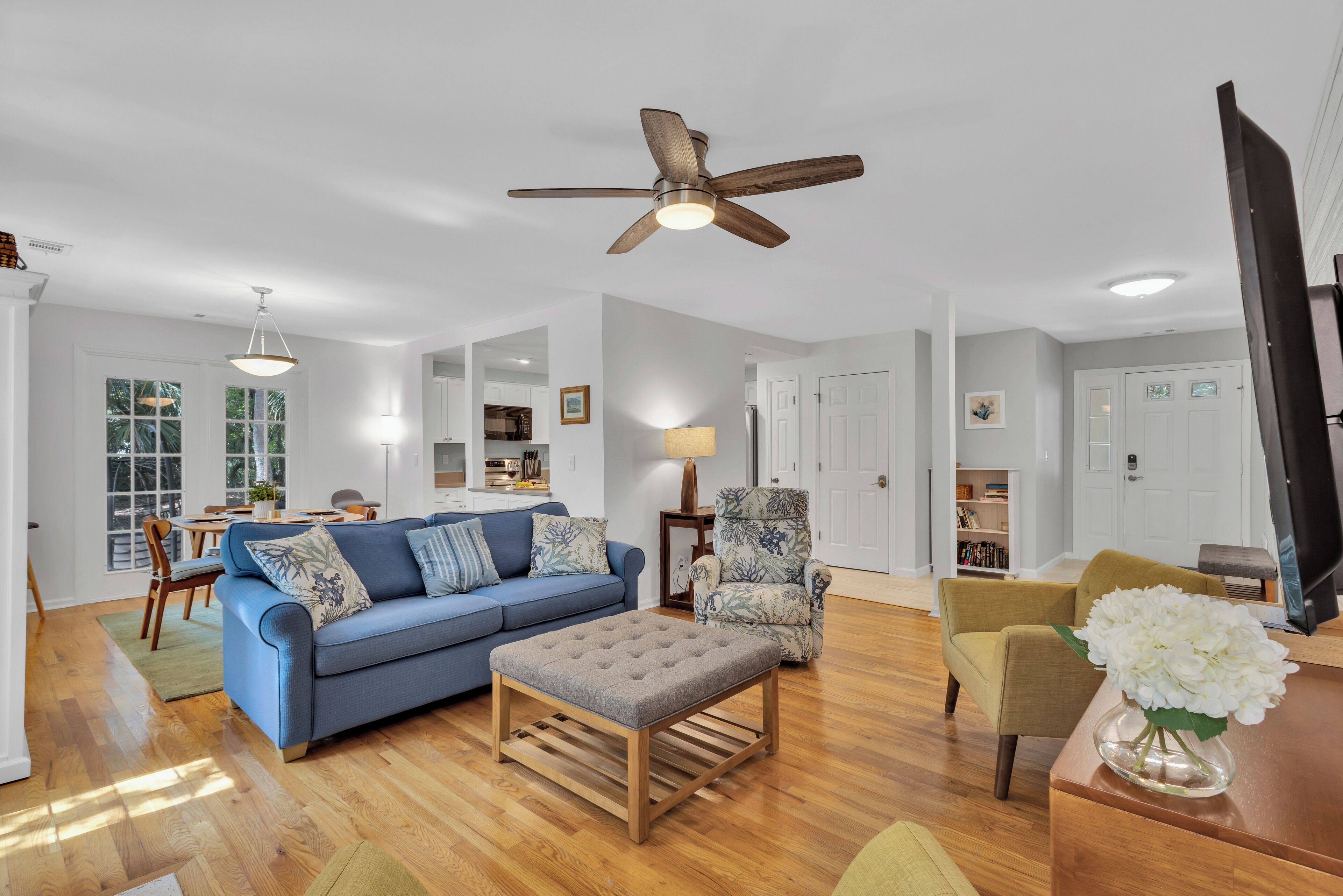 Una Smart TV, libros, una pantalla de ordenador