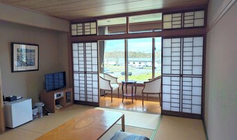 Habitación cuádruple de estilo japonés | Escritorio, espacio para trabajar con un portátil, wifi gratis