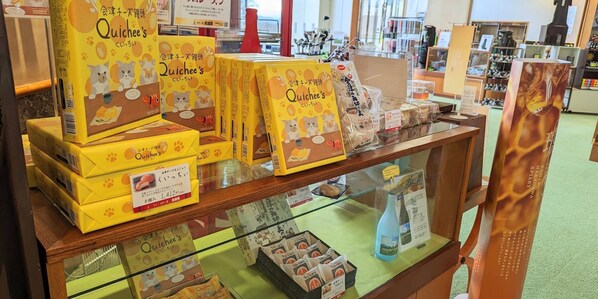 A display of Quichee's pet food products in a store. - Villa The Club SHIRAKAWA (Ten-ei)