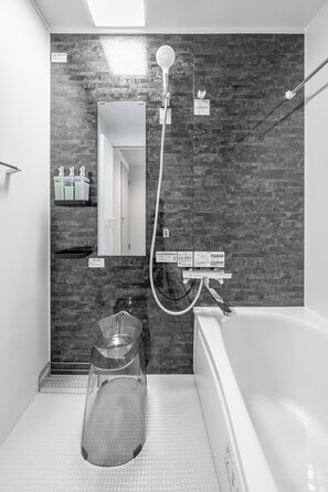 Articles de toilette gratuits, sèche-cheveux, chaussons, bidet