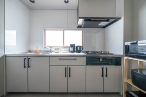 Kylskåp, mikrovågsugn, spishäll och vattenkokare