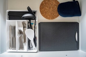 Geladeira, micro-ondas, cooktop, chaleira elétrica
