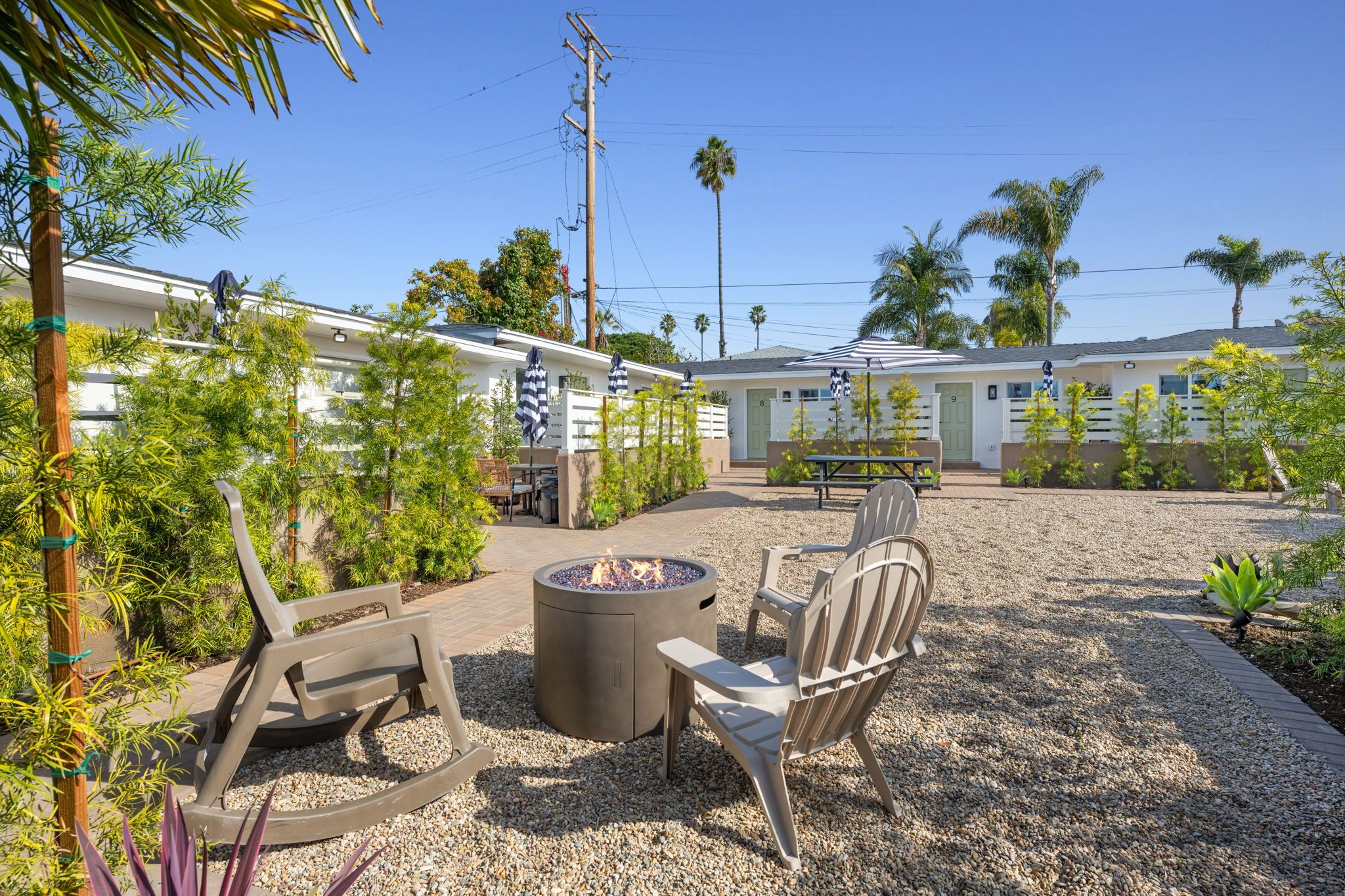 Un espace patio avec des sièges d’extérieur, un foyer et un petit jardin.