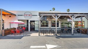 Restaurante de TANNER'S PRIME BURGERS con terraza y una panadería contigua.