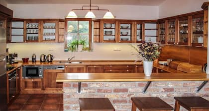 Alleinstehendes Ferienhaus mit privatem Pool, W-LAN, TV, Terrasse, Haustiere erlaubt, Parkplatz