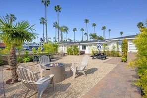 Outdoor dining - South Oceanside Bungalow 6 - Deluxe Queen Studio + Patio (Oceanside)
