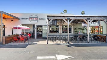 Restaurante de TANNER'S PRIME BURGERS con terraza y una panadería contigua.