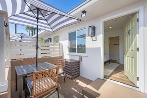 Outdoor dining - South Oceanside Bungalow 6 - Deluxe Queen Studio + Patio (Oceanside)