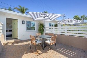 Outdoor dining - South O Bungalow 9 - Deluxe Work and Stay Queen Studio + Patio (Oceanside)