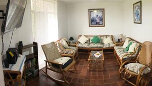 A living room with a sofa, two rocking chairs, a coffee table, and a television. - Rest house for 16 people Xochitepec Morelos (Xochitepec)