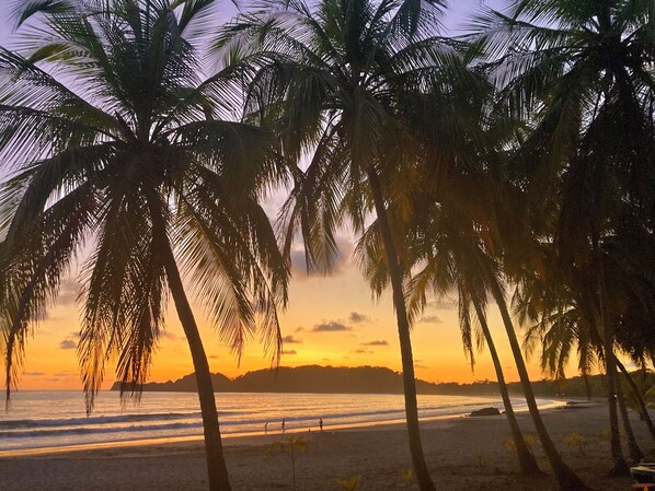 Aurinkotuoleja, rantapyyhkeitä