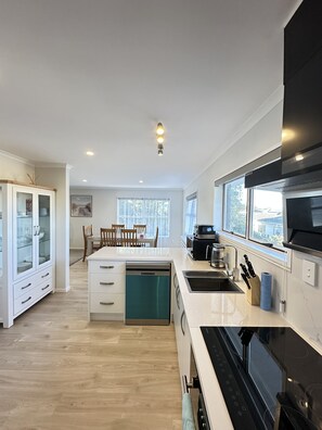 Fridge, microwave, oven, dishwasher - GeoHaven Rotorua — The Earth’s Embrace (Rotorua)