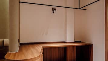 ファミリー ルーム クイーンベッド 2 台 | セーフティボックス (室内)、WiFi (無料)、ベッドシーツ