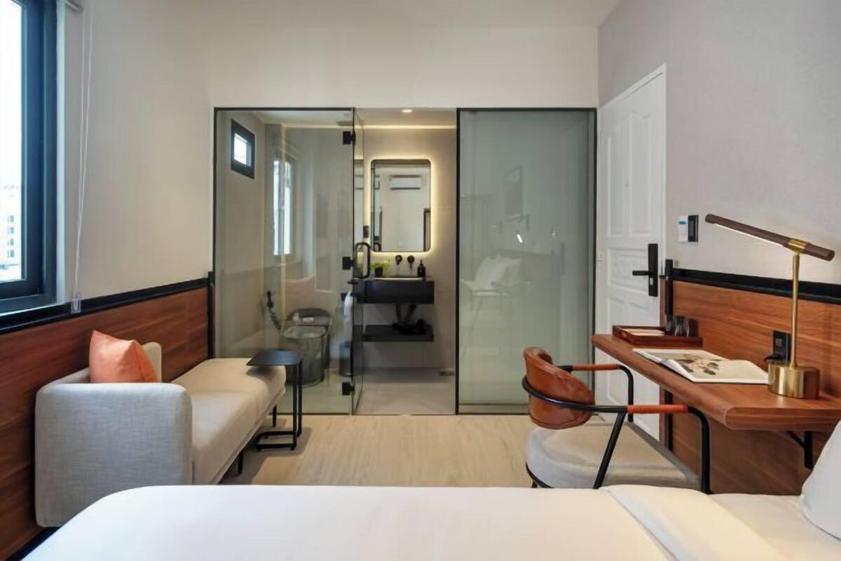In-room safe, WiFi (free), bed sheets