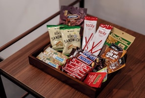 Superior tvåbäddsrum | Värdeförvaringsskåp på rummet, skrivbord och arbetsyta för laptop