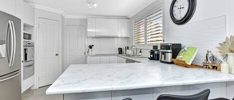 Réfrigérateur, four à micro-ondes, un four, surface de cuisson