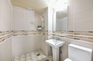 Een douche, gratis toiletartikelen, een haardroger, handdoeken