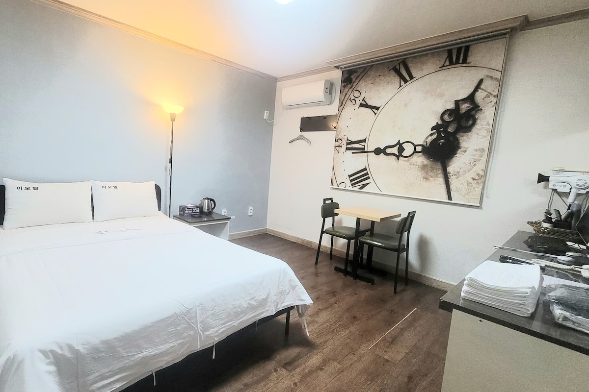 Basic Single Room | Free WiFi, bed sheets