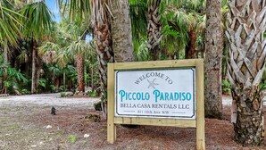 A welcome sign for Piccolo Paradiso, indicating it's a rental property. - Charming 3-bedroom house with AC, WiFi in beautiful Naples (Naples)