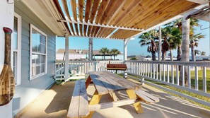 Outdoor dining - Charming Townhouse,  Shared pool, Great Location (Port Aransas)