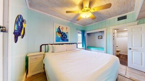 4 bedrooms, free WiFi, bed sheets - Charming Townhouse,  Shared pool, Great Location (Port Aransas)