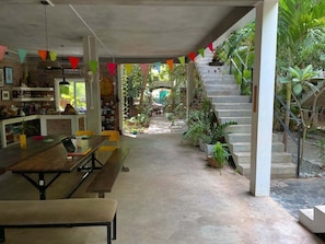 Un espace ouvert comprenant un coin repas, un escalier et une vue sur l’extérieur.
