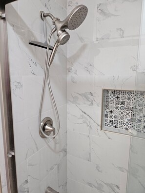 Regadera, secadora de cabello, bidet, toallas 