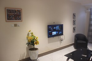 Interior - Charming 1-bedroom apartment, kitchen, garden and more, 7 mins from Airport. (Accra)