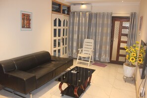Smart TV - Charming 1-bedroom apartment, kitchen, garden and more, 7 mins from Airport. (Accra)