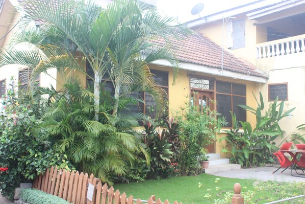 Terrace/patio - Charming 1-bedroom apartment, kitchen, garden and more, 7 mins from Airport. (Accra)